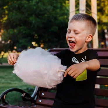 enfant impressionné avec une barbe à papa